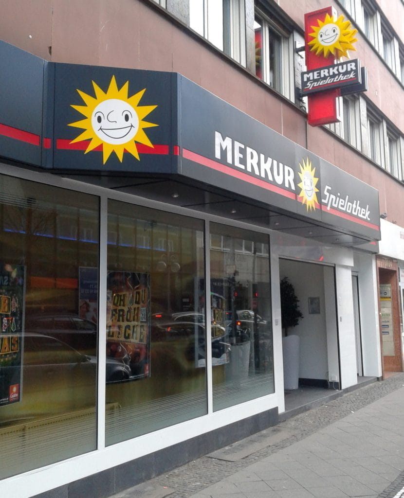 Frontansicht einer Merkur-Spielothek.