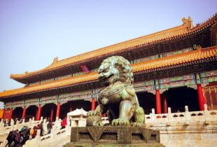 Wächterlöwe vor Tempel in Peking.
