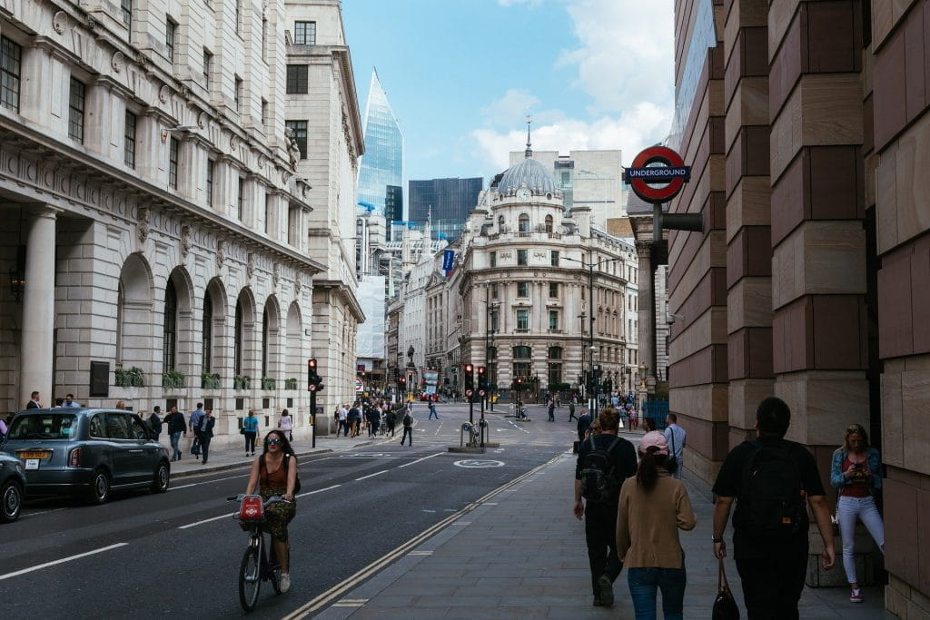 Eine Straße in der Innenstadt von London führt auf ein Bankengebäude hin.