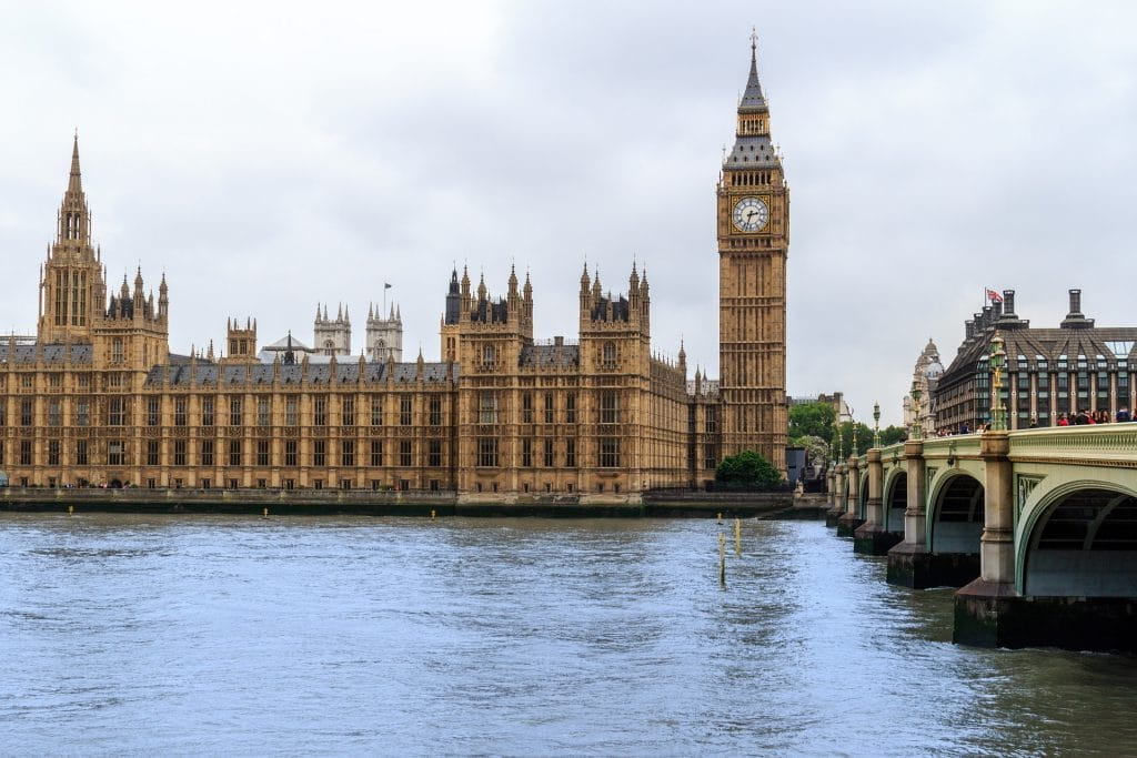 Westminster Palace und Big Ben von außen.