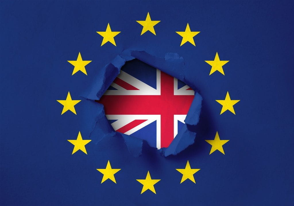 Britische Flagge durchbricht die Flagge der EU.