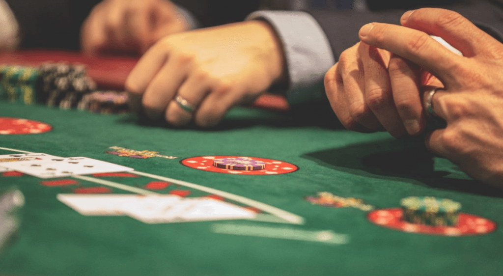  Japanische Glücksspieler sitzen am Blackjack-Tisch.