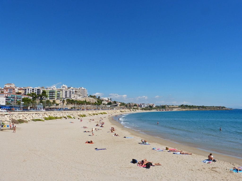 Küste mit Strand und Gebäuden in Tarragona.