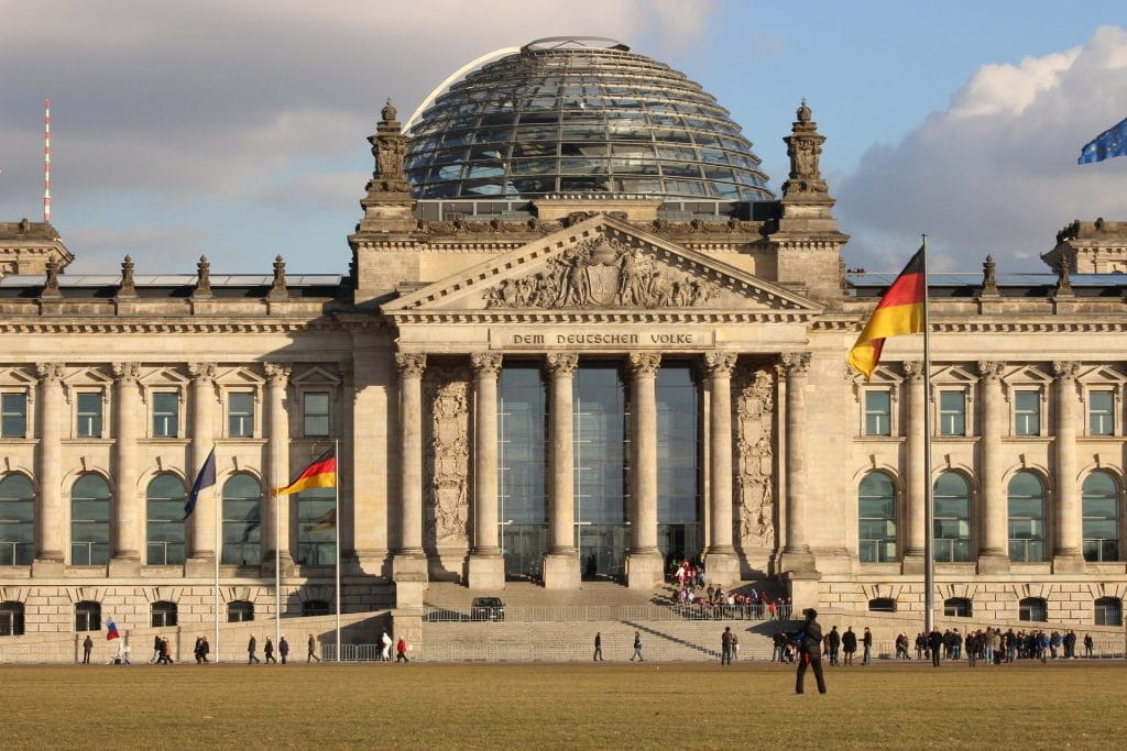Frontansicht des Reichstagsgebäudes in Berlin.