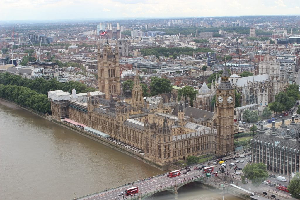 Panorama von London mit Blick auf den Westminster Palace, das britische Parlament.