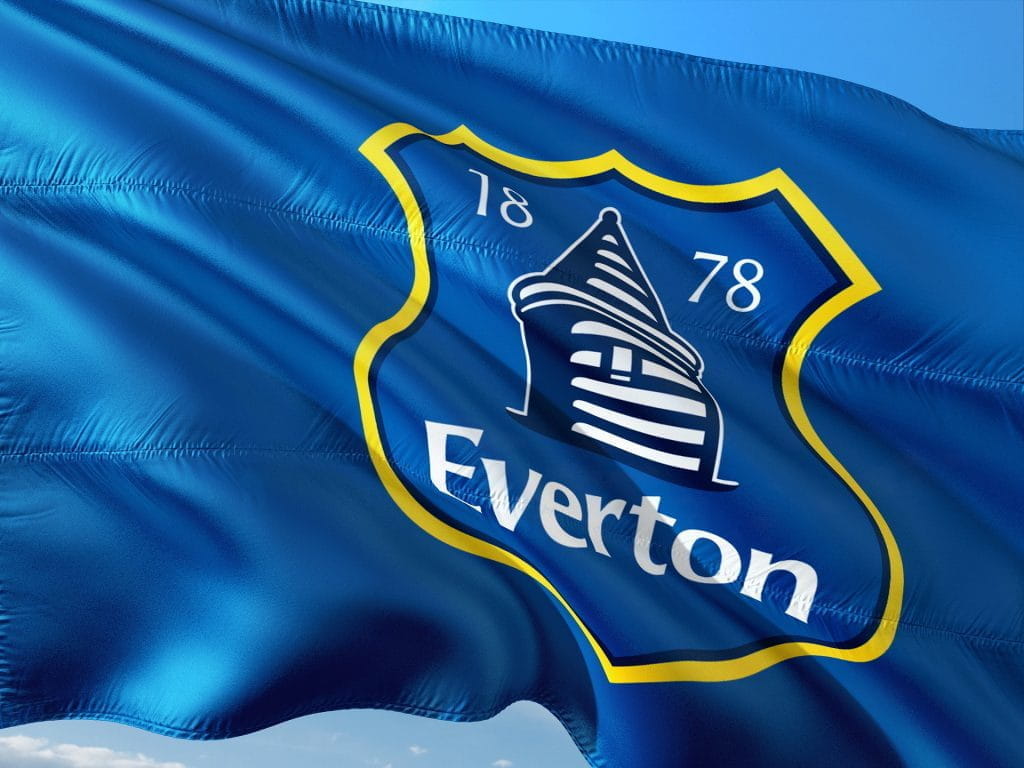 Eine blaue Fahne mit dem Vereinslogo des FC Everton.