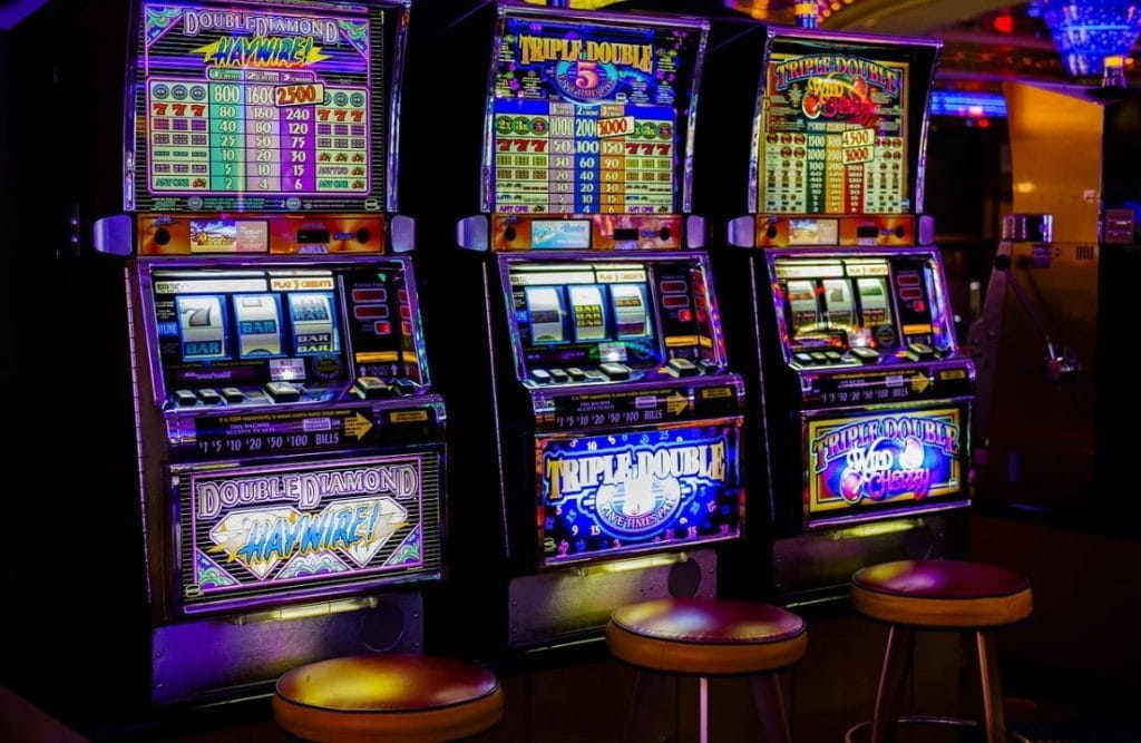 Alt Text:	Mehrere aufgereihte Glücksspielautomaten in einer Berliner Spielhalle