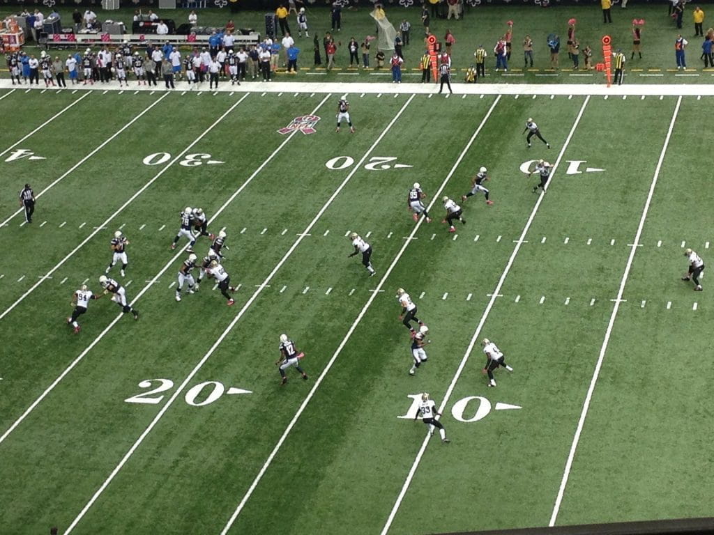 Panorama eines Super-Bowl-Spiels mit zahlreichen Teilnehmern