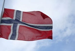 Die norwegische Flagge weht im Wind.
