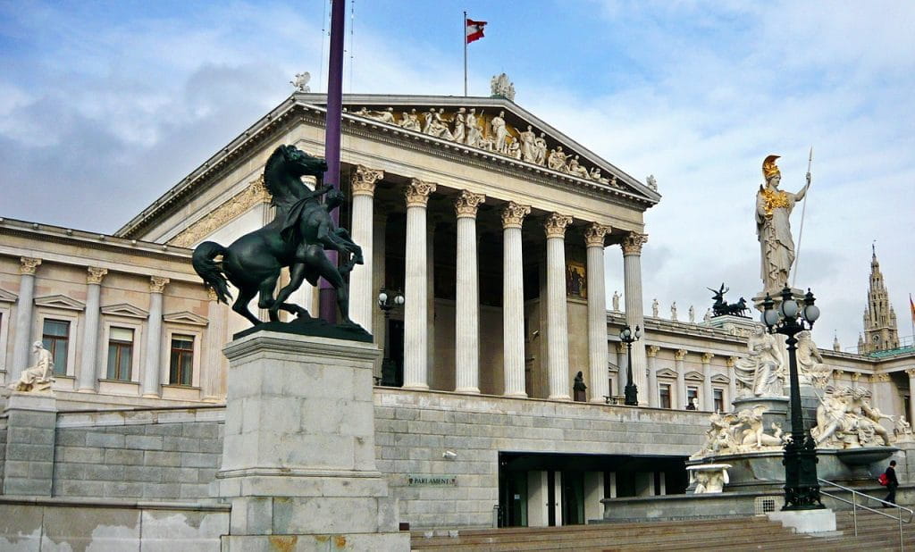 Das Parlamentsgebäude in Wien an der Ringstraße.