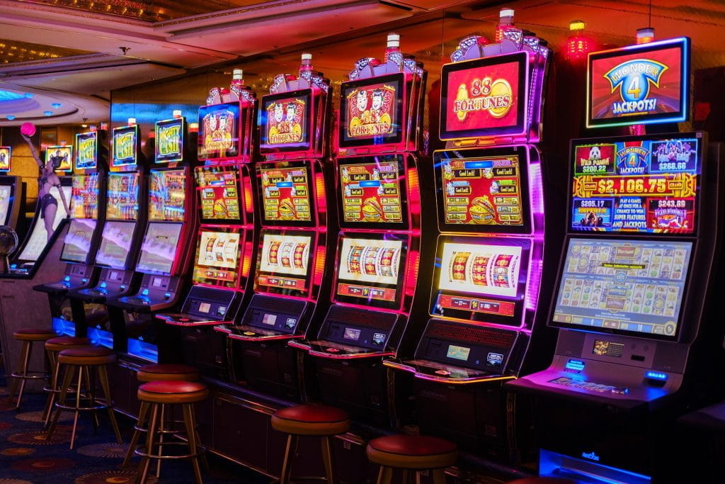 Eine Reihe von nicht bespielten Spielautomaten in einem Casino.