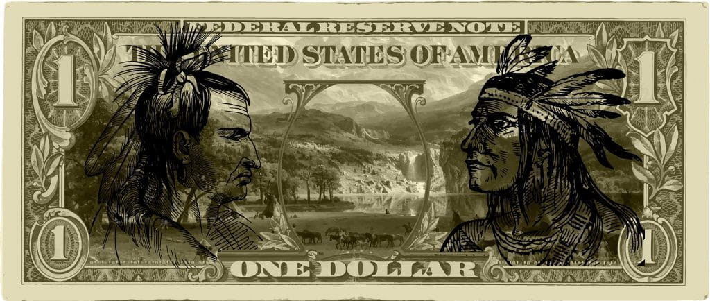 Ein 1 US-Dollarschein mit zwei aufgemalten Indianerköpfen.