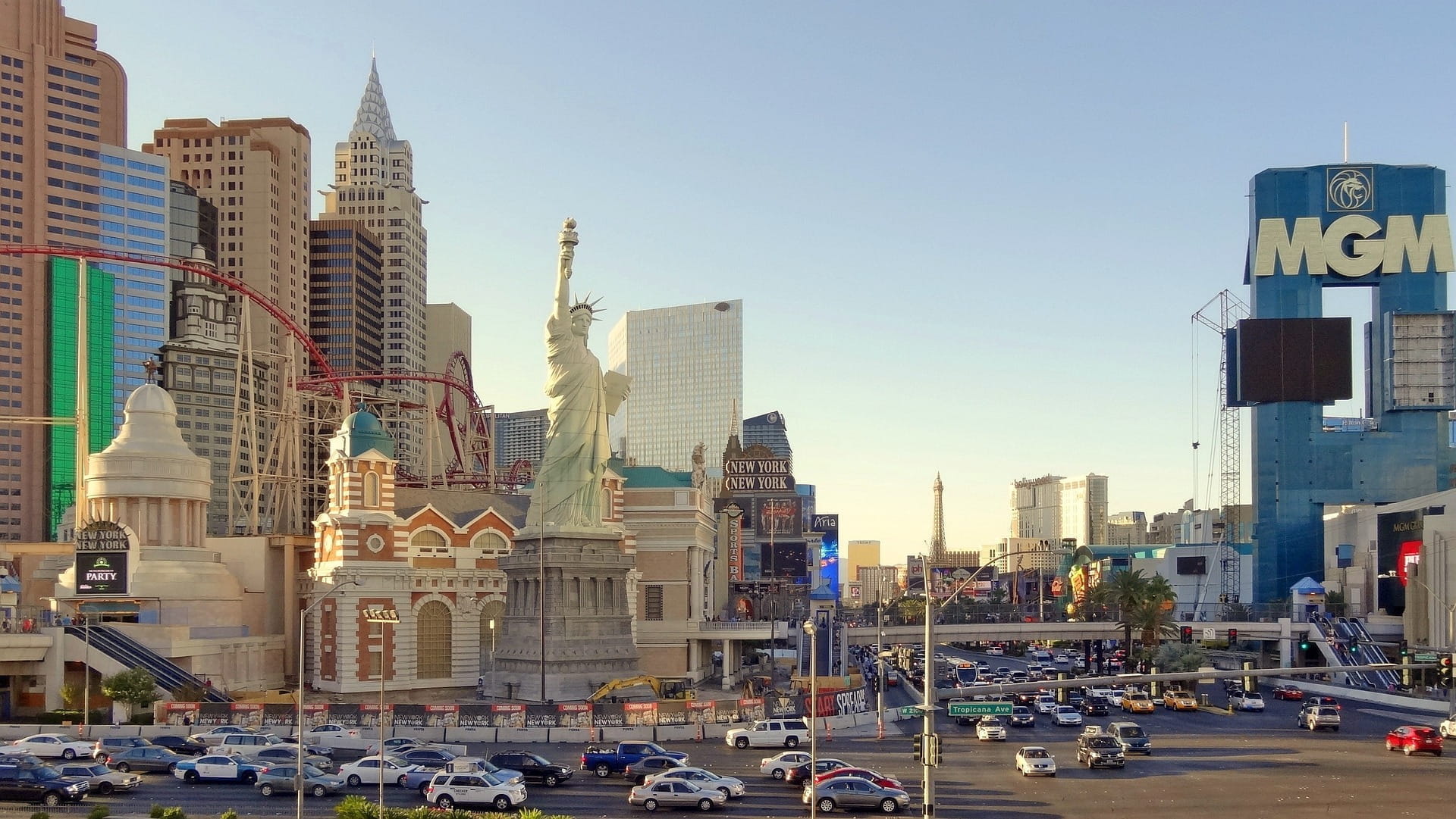 Las Vegas Strip am Tag mit vielen Autos und MGM-Gebäude.