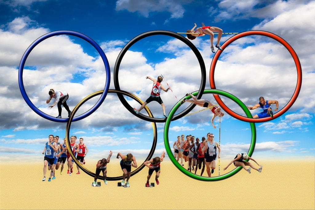 Die Olympischen Ringe mit Athleten aus verschiedenen Disziplinen integriert.