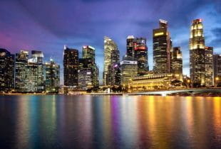 Die Skyline von Singapur bei Nacht.