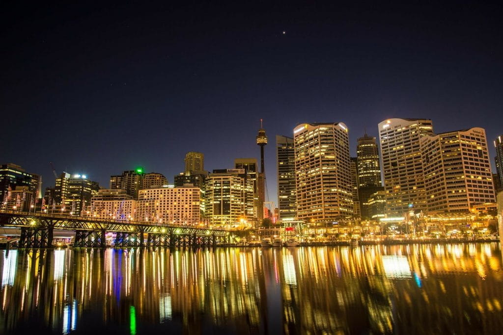 Ein Teil der Skyline von Sydney in Australien bei Nacht.