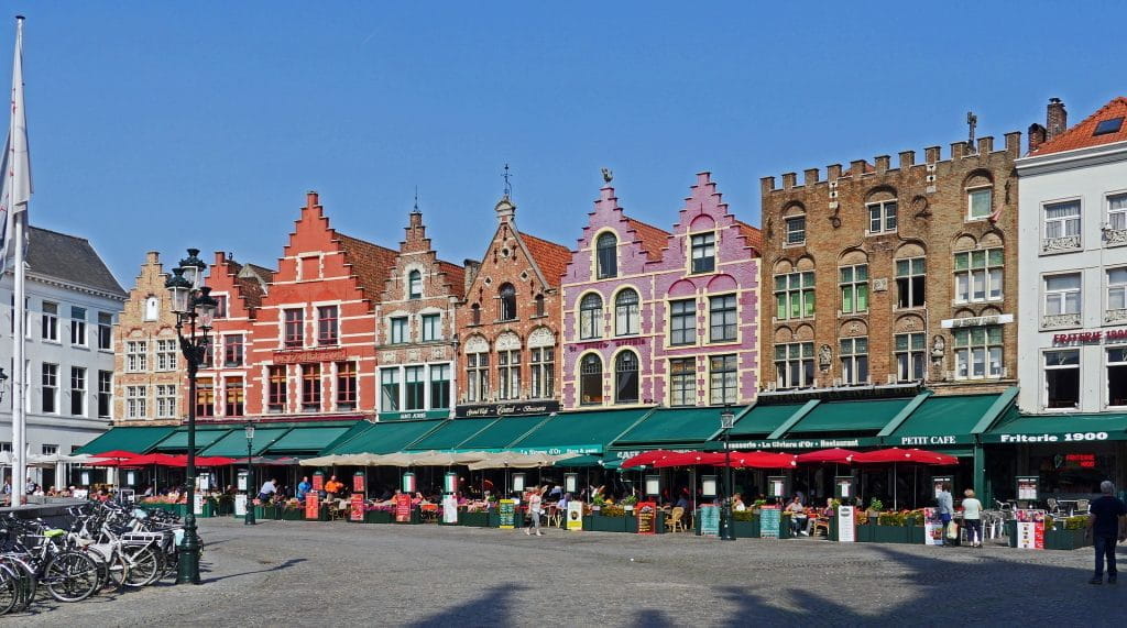Eine Reihe von Bars und Restaurants an einem Platz in Brügge.