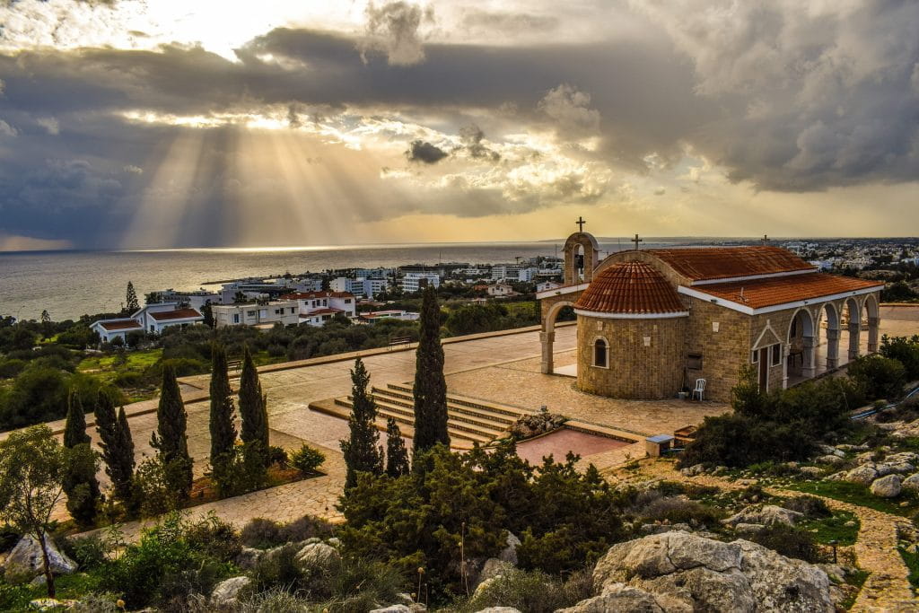 Eine Kirche vor einer kleinen Stadt auf der Insel Zypern.