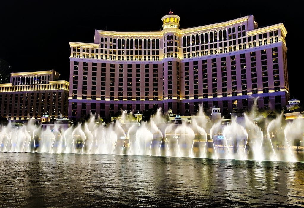 Die berühmte Wassershow vor dem Bellagio Casino in Las Vegas bei Nacht.