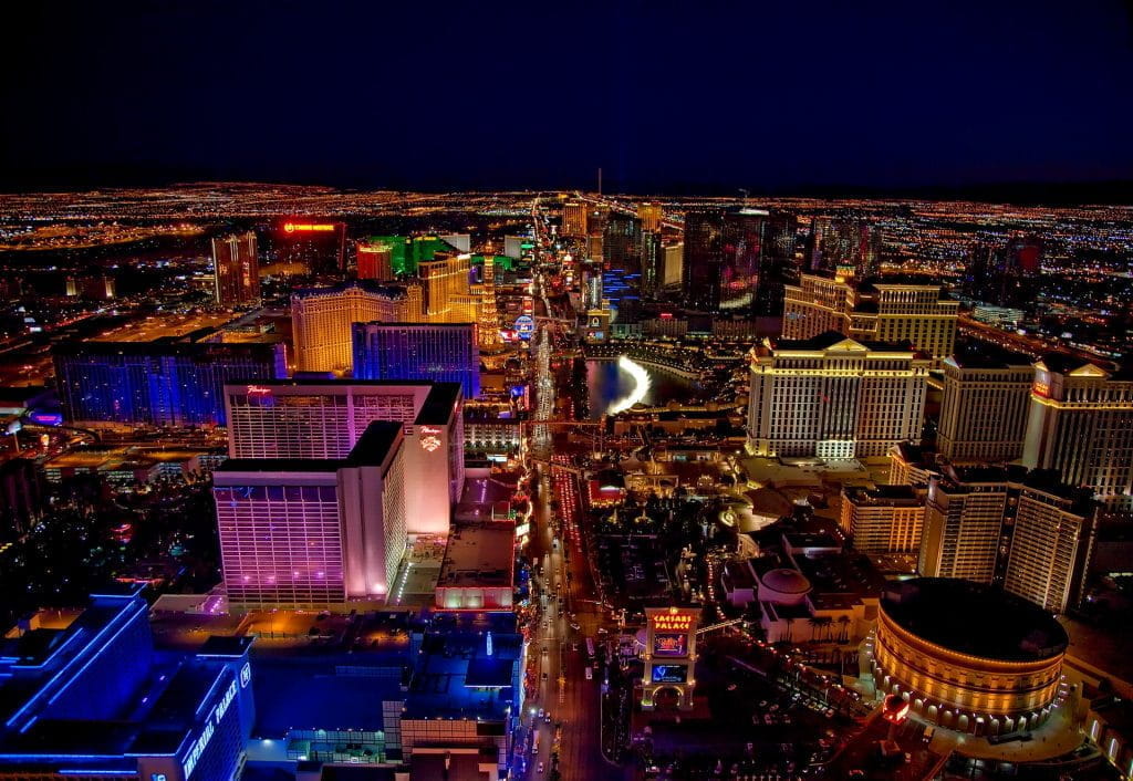 Der weltberühmte Strip von Las Vegas aus der Vogelperspektive bei Nacht.