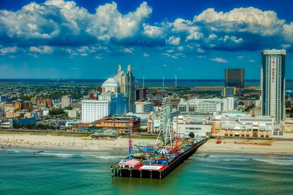 Panorama von Atlantic City unter bewölktem, blauem Himmel.