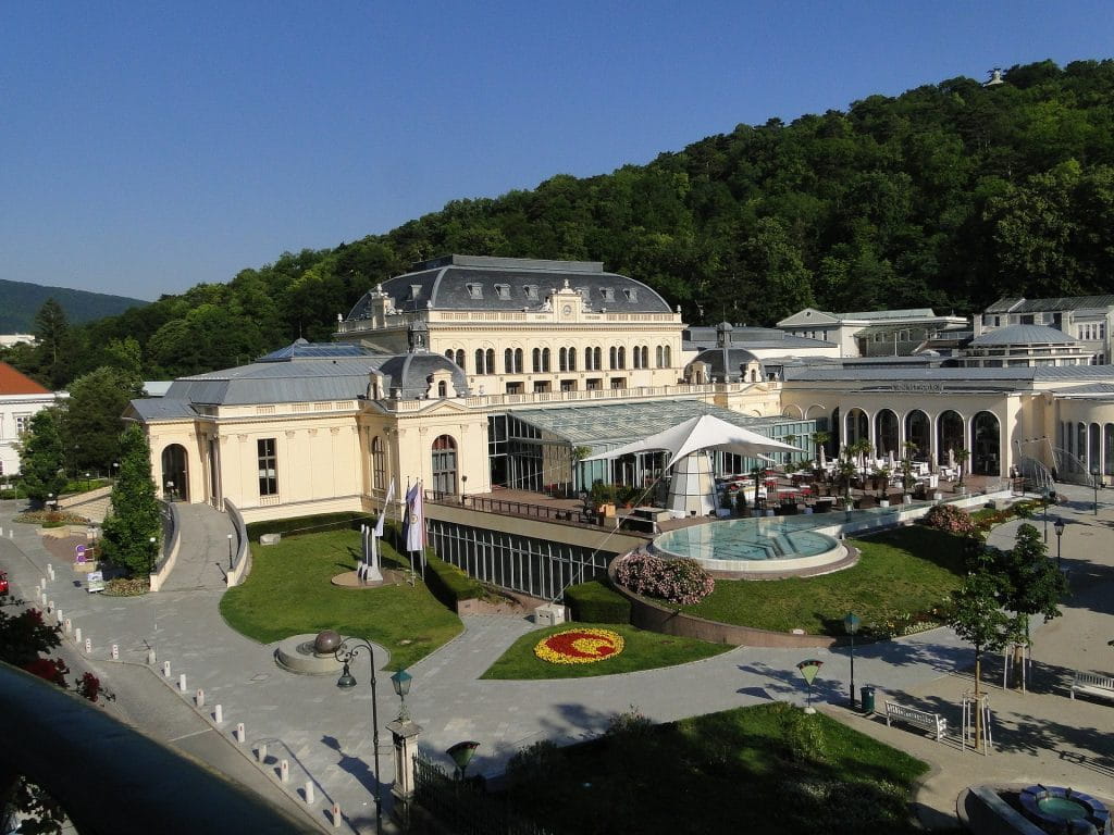 Das Casino in Baden in Österreich aus der Vogelperspektive.