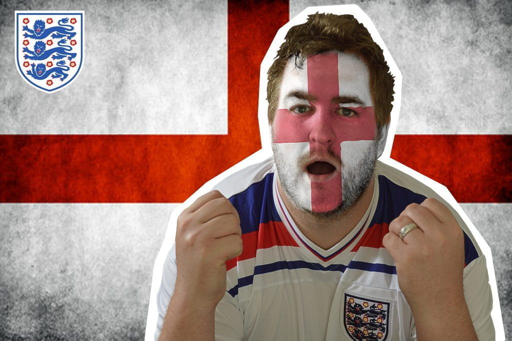 In englischen Farben geschminkter Fußballfan fiebert um die Wette vor englischer Nationalflagge.