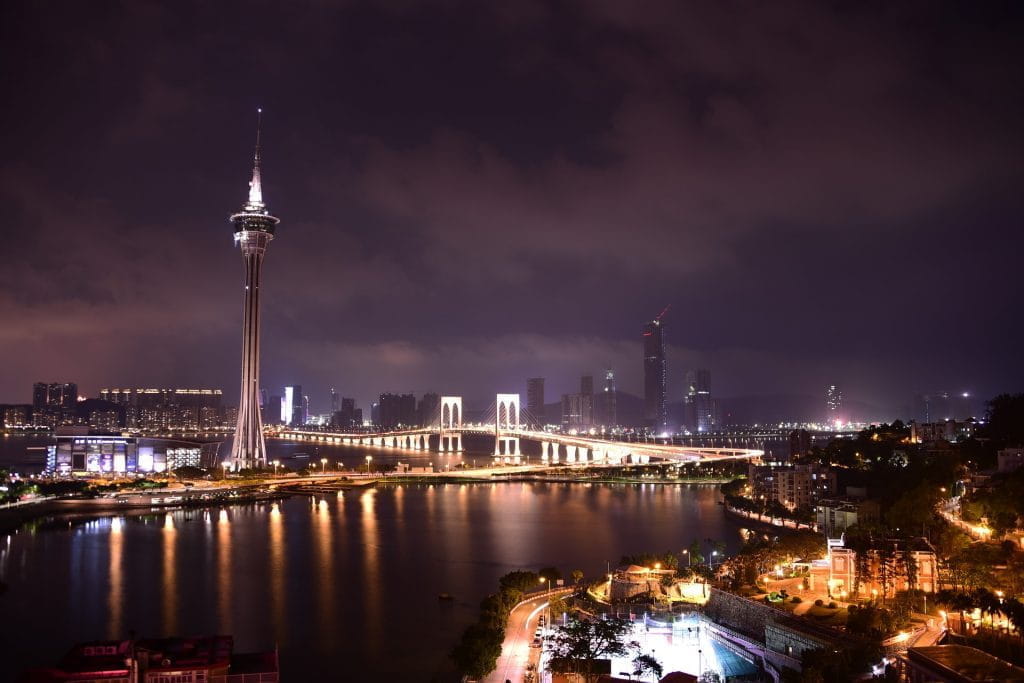 Die Skyline von Macau bei Nacht.