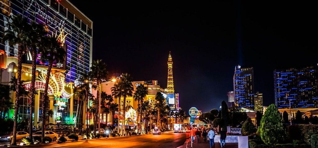 Ein Teil des weltberühmten Strips von Las Vegas bei Nacht.