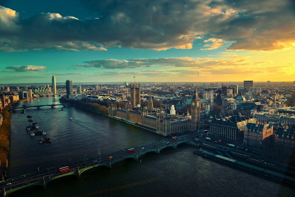 Die Themse und die Skyline von London.