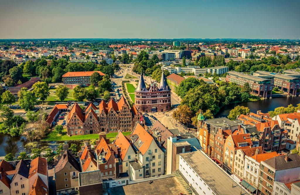 Das weltberühmte Holstentor in der Hansestadt Lübeck sowie die umgebenden Gebäude.