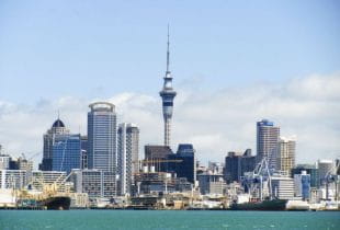 Die Skyline von Auckland in Neuseeland vom Wasser aus.