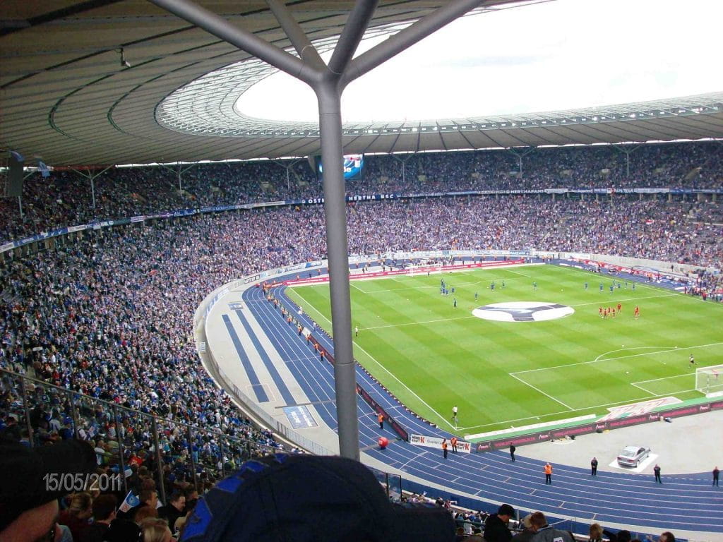 Berliner Olympiastadion von Tribünensicht während Bundesligaspiels.