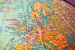 Europakarte in Nahaufnahme auf einem Globus.