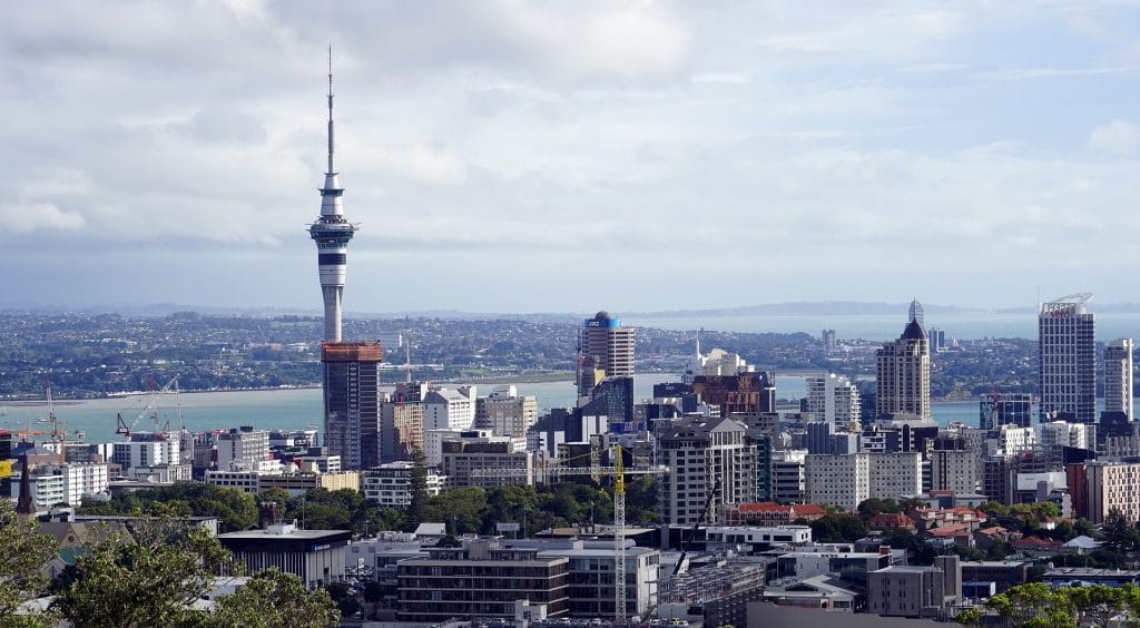 Der berühmte Skytower sowie die umliegenden Gebäude der Stadt Auckland in Neuseeland.