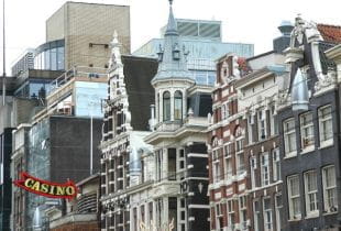 Ein Straßenzug aus mehreren Gebäuden mit einem Casino-Schild in Amsterdam.
