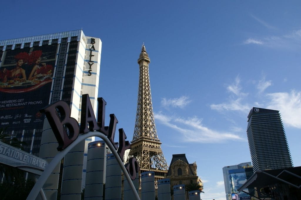 Der Eingang inklusive Schriftzug des Bally’s Casino sowie der Eifelturm auf dem Strip in Las Vegas bei Tag.