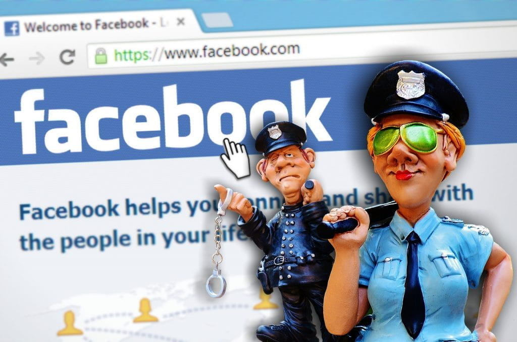 Zwei Polizeifiguren stehen vor der Login-Seite von Facebook.