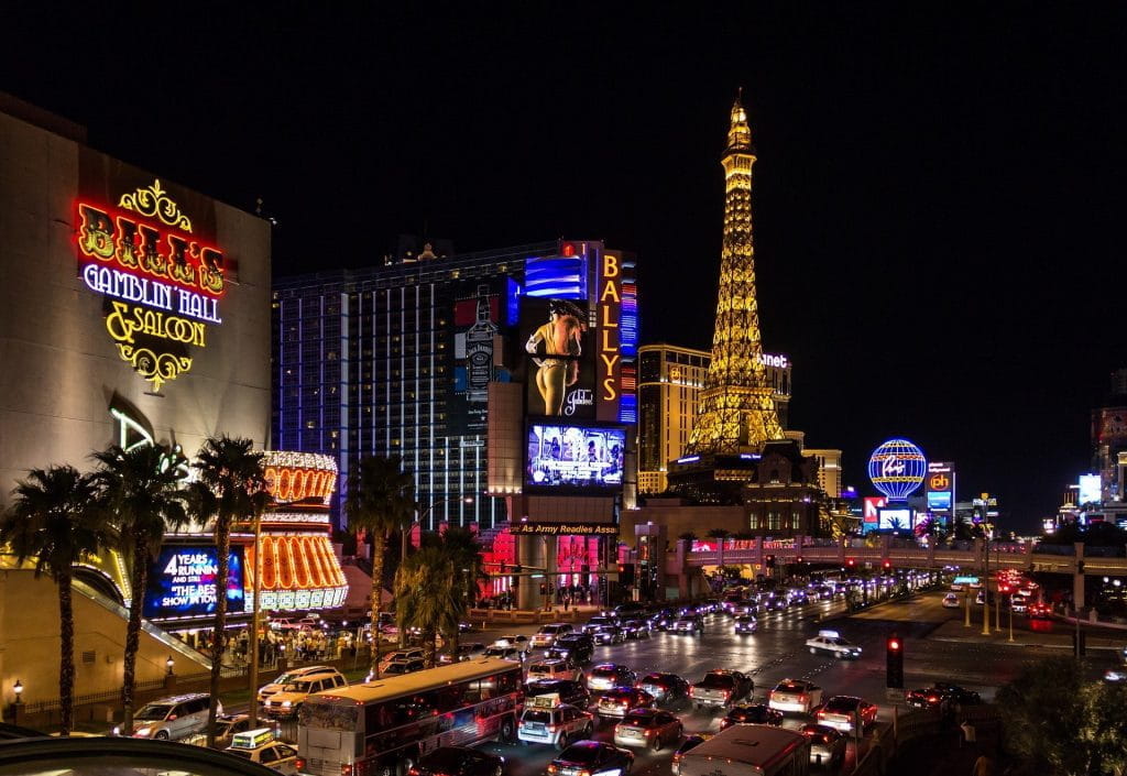 Ein Abschnitt des berühmten Las Vegas Strip mit mehreren Casinos bei Nacht.