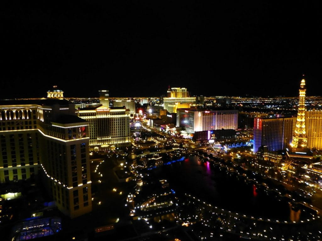 Der Strip von Las Vegas aus der Vogelperspektive bei Nacht.