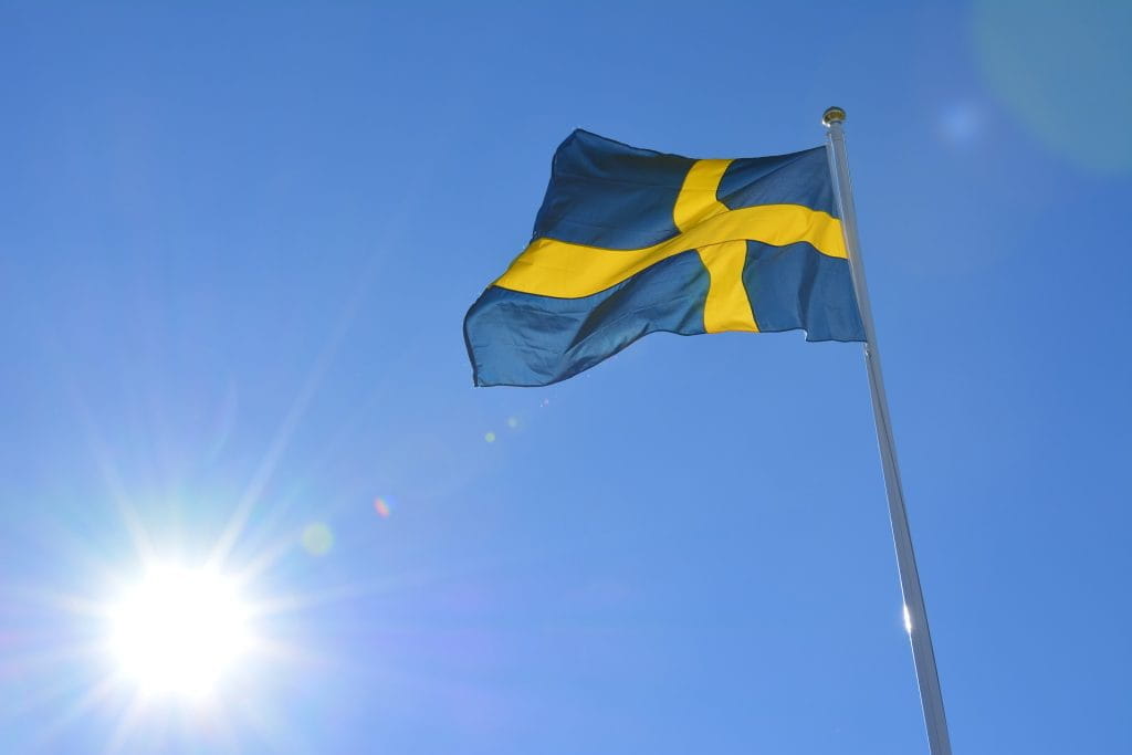 Wehende schwedische Flagge bei Sonnenschein.