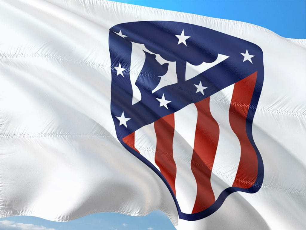 Flagge von Atlético Madrid weht im Wind.