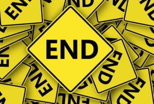 Übereinanderliegende End-Schilder.