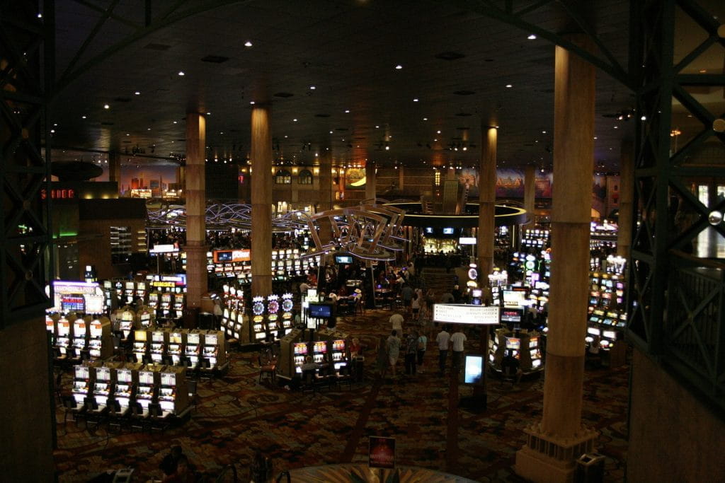 Innenraum eines großen Casinos.