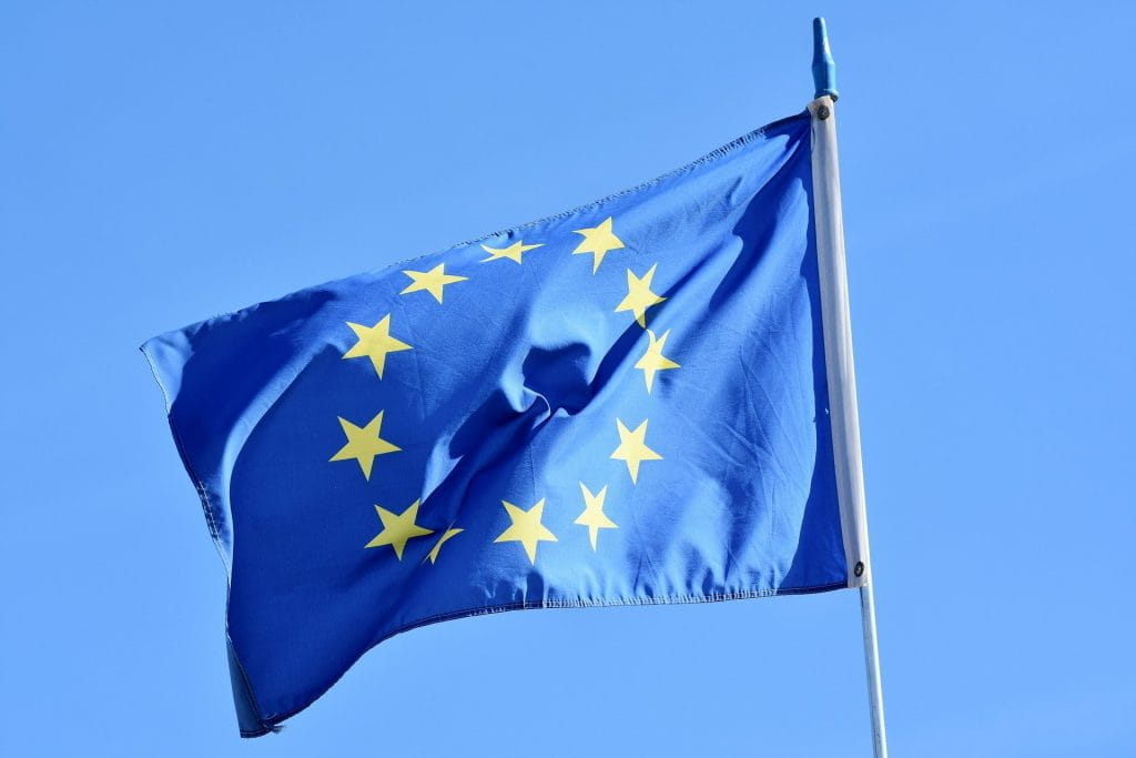 Die europäische Flagge weht im Wind.