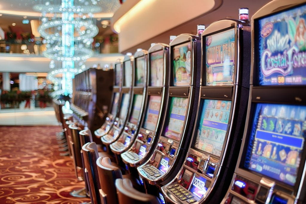 Aneinandergereihte Spielautomaten in einem Casino.