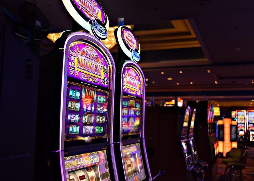 Spielautomaten in einem landbasierten Casino.