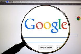 Lupe vergrößert den Google-Schriftzug im Browser.