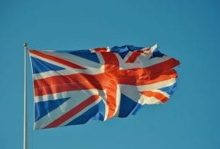 Flagge des Vereinigten Königreichs weht im Wind.