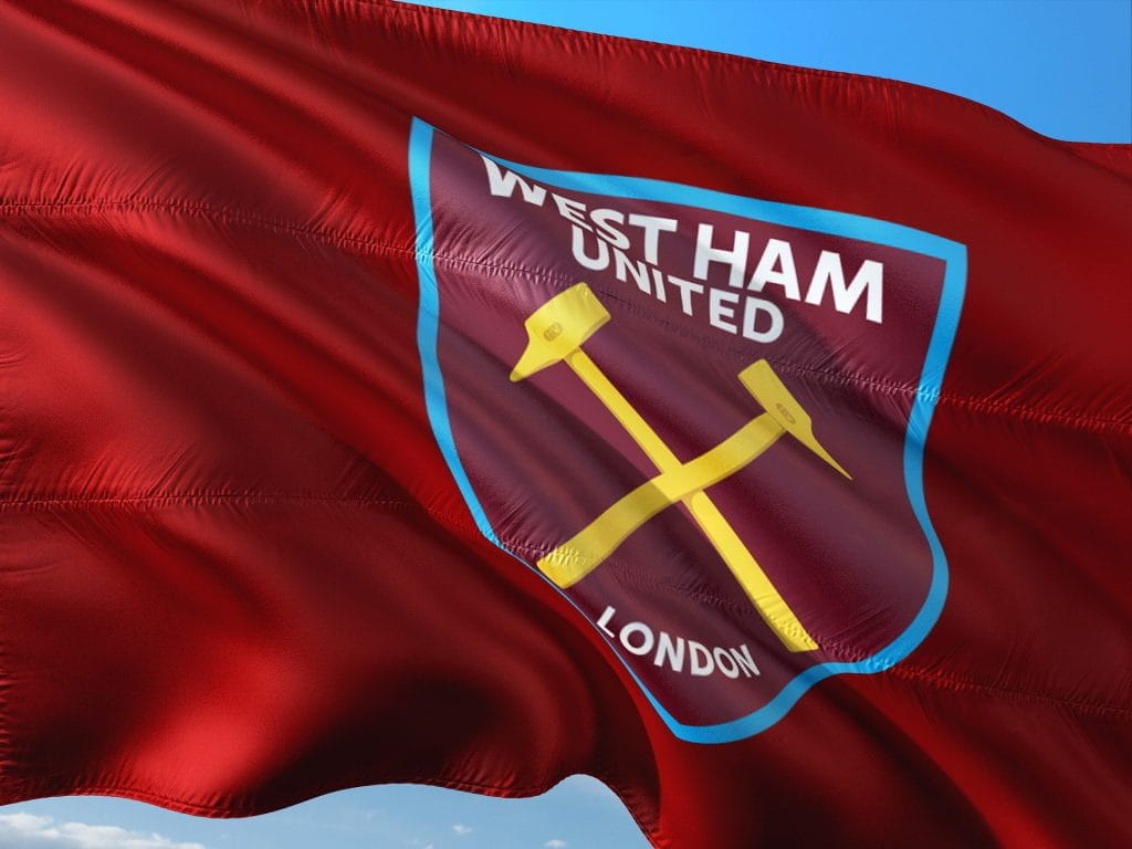 Fahne mit dem Wappen des West Ham United weht im Wind.